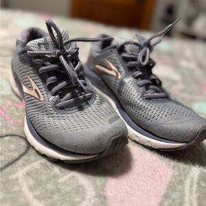 Brooks Gray Adrenaline Shoes with Breathable Mesh and Cushioned Support